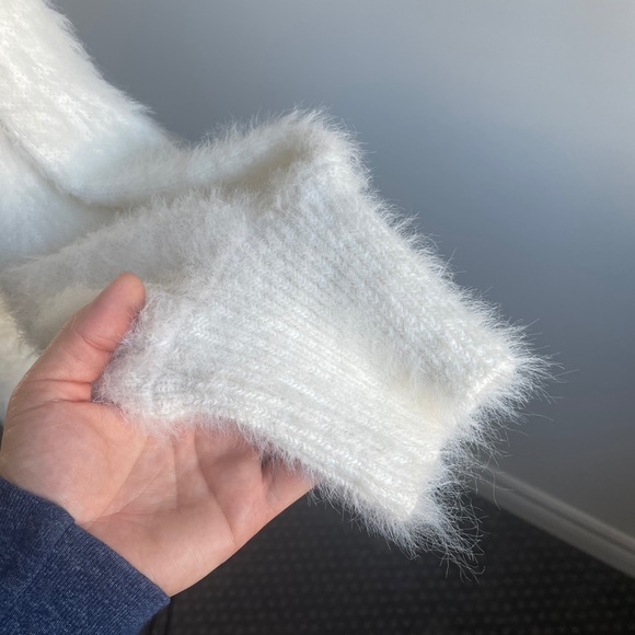 Beautiful, super soft, warm, trendy sweater! - Picture 2 of 5